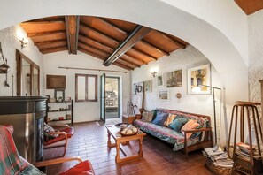 منزل عادي - عدة غرف نوم - بحمامين (Family Friendly Rosa House Amazing) | منطقة المعيشة | تلفزيون بشاشة مسطحة بحجم 21-بوصة يعرض قنوات تلفزيونية باشتراك مدفوع