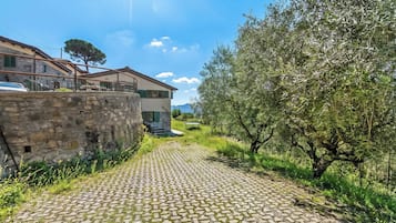 Standard House, 2 Bedrooms, 2 Bathrooms (Family Friendly Rosa House Amazing) | Property grounds