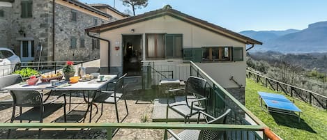Casa standard, vários quartos, 2 banheiros (Family Friendly Rosa House Amazing) | Opções para refeição ao ar livre
