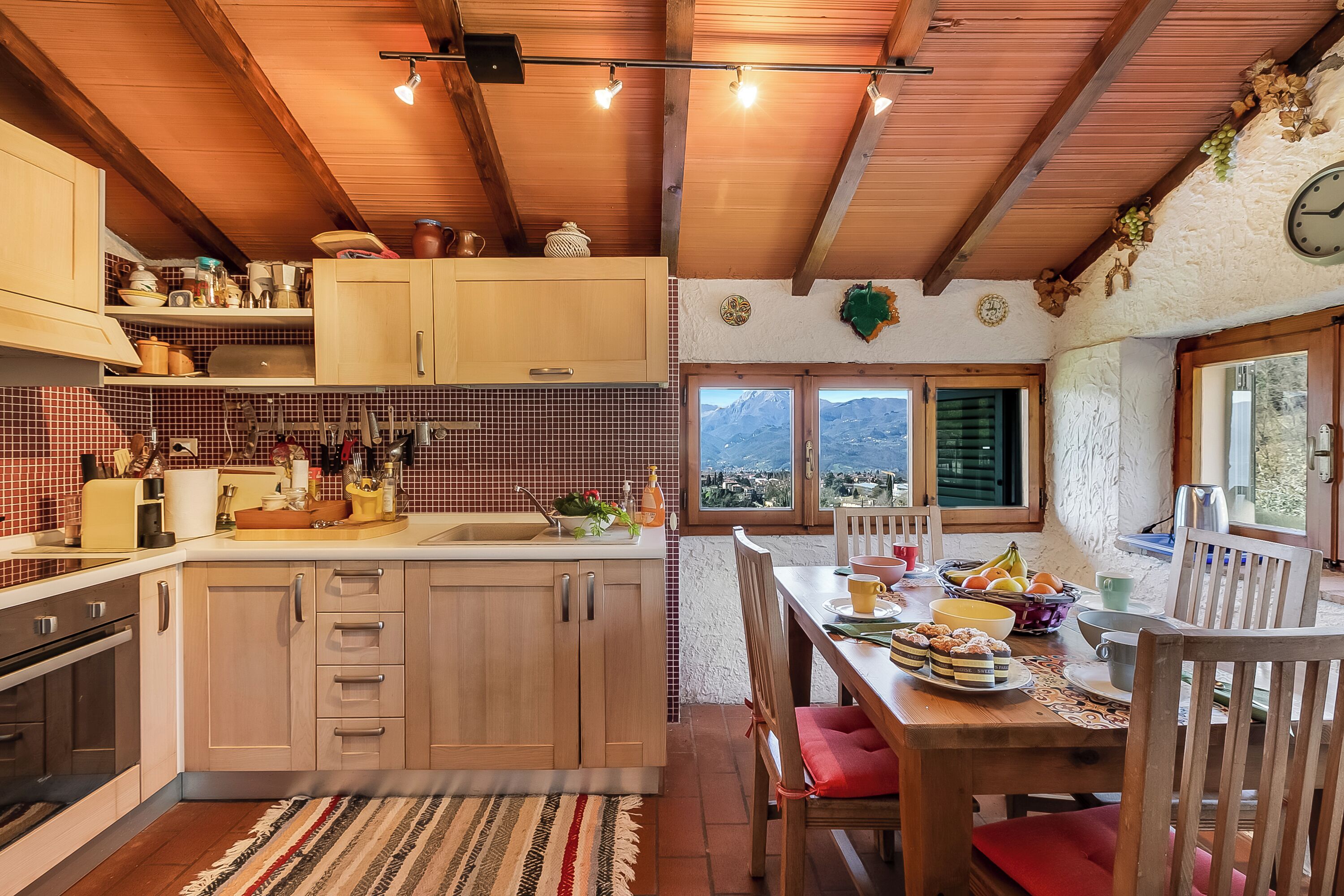 Casa estàndard, diversos dormitoris, 2 banys (Family Friendly Rosa House Amazing) | Cuina privada | Frigorífic, forn, placa de cuina i cafetera i tetera 