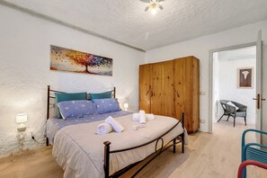 Standard House, Multiple Bedrooms, 2 Bathrooms (Family Friendly Rosa House Amazing)