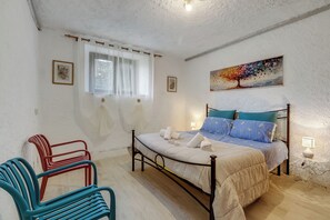 Casa estándar, varias habitaciones, 2 baños (Family Friendly Rosa House Amazing) | 2 dormitorios, tabla de planchar con plancha, wifi gratis y ropa de cama