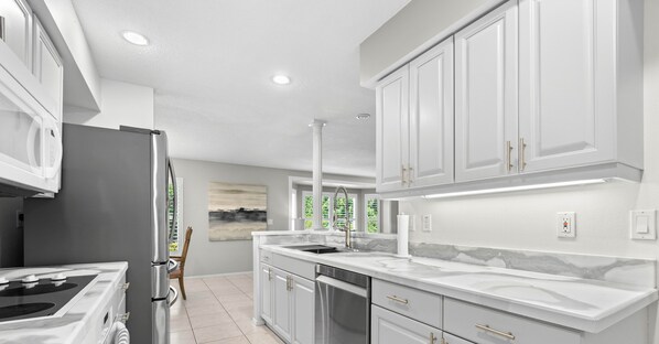 Frigorífico, microondas, horno y placa de cocina