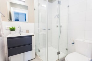 Ducha, artículos de tocador gratuitos, secador de pelo, toallas