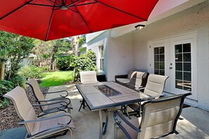Casa, varias camas, patio, vista al jardín | Restaurante al aire libre