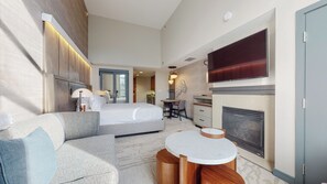 Free WiFi, bed sheets, wheelchair access - Stunning Top Floor Studio in Luxury Hotel. Steps to The Village & Gondola (Mammoth Lakes)