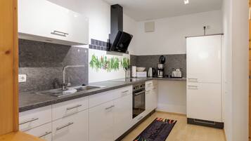 Kühlschrank, Ofen, Geschirrspüler, Wasserkocher mit Kaffee-/Teezubehör