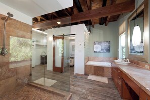Combined shower/bathtub, hair dryer, towels - Luxury Home - 8 Acres - 7 Min to DGO - Pool Table/Fire Pit/Amazing Views (Durango)