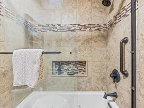 Ensemble douche/baignoire, serviettes fournies