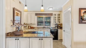 Réfrigérateur, micro-ondes, cafetiÚre/bouilloire, grille-pain