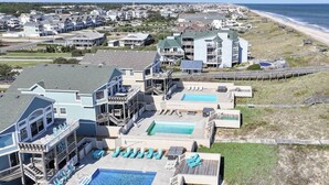 Ein Strandhotel mit mehreren Swimmingpools, einer Promenade und Blick auf den Ozean.