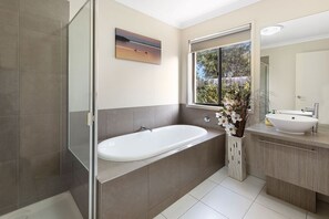 Baignoire, serviettes fournies