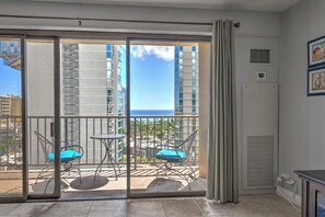 Interior - Ocean View 1 BDRM Condo w/AC/Washer and Dryer/Parking Included! (Honolulu)