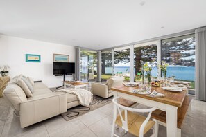 TV - Tranquil Waters - Luxury Waterfront Home  with Stunning Views (Salamander Bay)