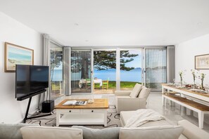 TV - Tranquil Waters - Luxury Waterfront Home  with Stunning Views (Salamander Bay)