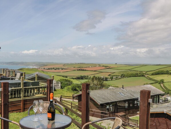 Outdoor dining - Three Views Lodge (Torpoint)
