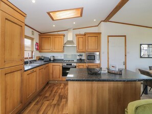 Fridge, dishwasher, electric kettle, toaster - Three Views Lodge (Torpoint)