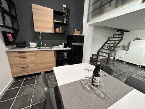 Fridge, microwave, oven, stovetop - Studio apartment in Ortigia, a stone's throw from the historic center. (Siracusa)