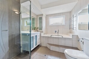 Dusche, Haartrockner, Handtücher, Seife