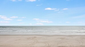 Una spiaggia con cielo sereno e mare calmo.