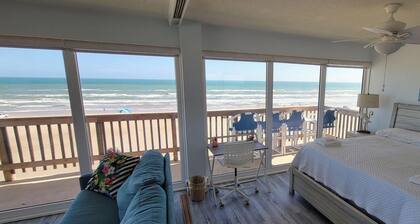 Beachfront Condo with Wrap-Around Balcony, Pool & Pickleball
