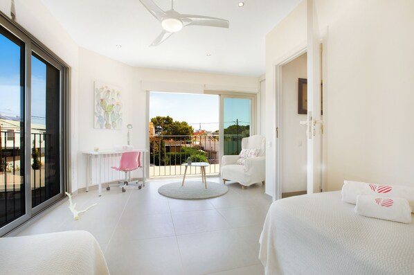 Family Villa | 4 bedrooms, iron/ironing board, free WiFi, bed sheets