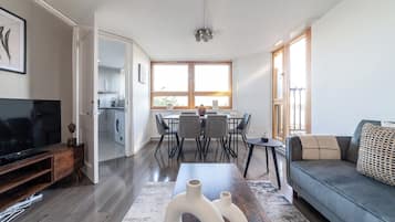 Apartment | Living area | 32-inch flat-screen TV with satellite channels, Netflix