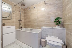 Apartment | Badezimmer | Kostenlose Toilettenartikel, Haartrockner, Handtücher, Seife