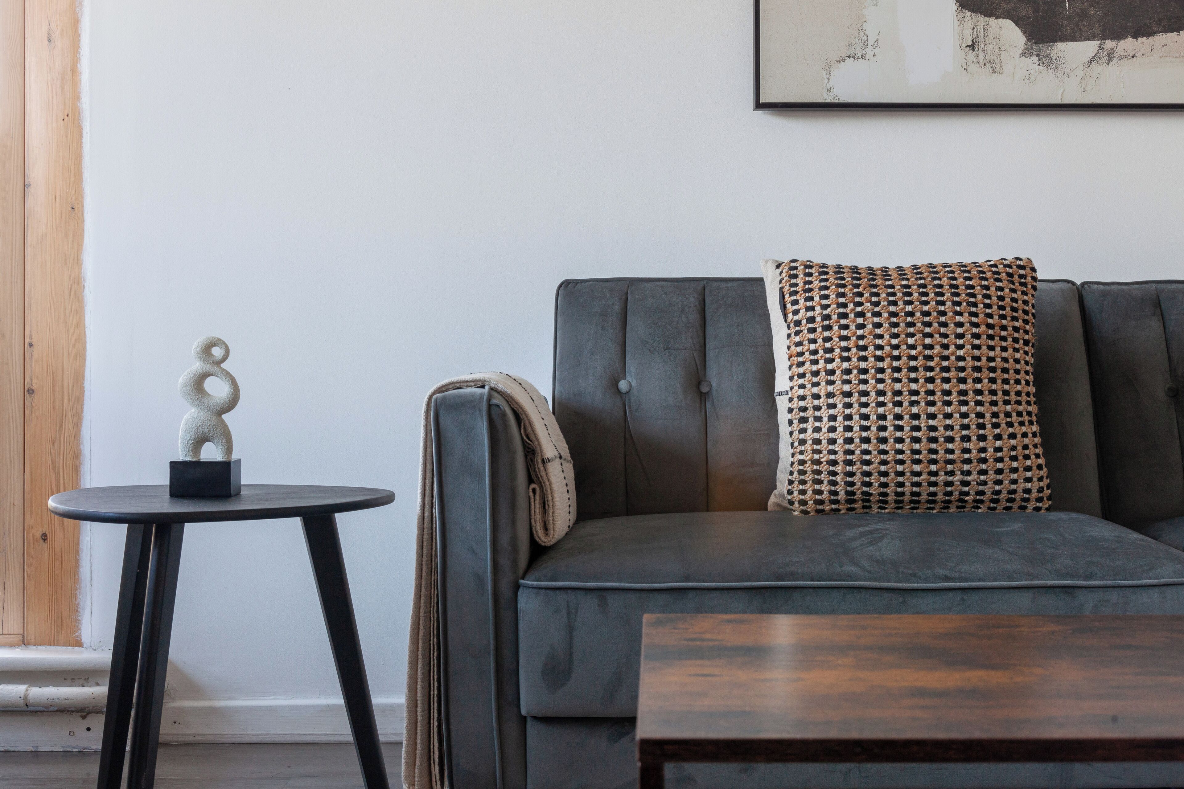 Apartment | Living area | 32-inch flat-screen TV with satellite channels, Netflix