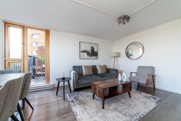 Apartment | Wohnbereich | 32-Zoll-Flachbildfernseher mit Satellitenempfang, Netflix