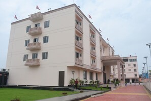 مواقف سيارات مجانية