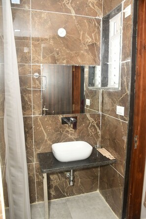 Douche, douche cascade, serviettes fournies, savon