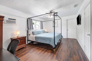 4 bedrooms, desk, iron/ironing board, travel cot