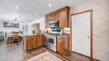 Fridge, microwave, stovetop, dishwasher