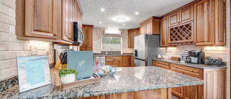 Kühlschrank, Mikrowelle, Herdplatte, Geschirrspüler