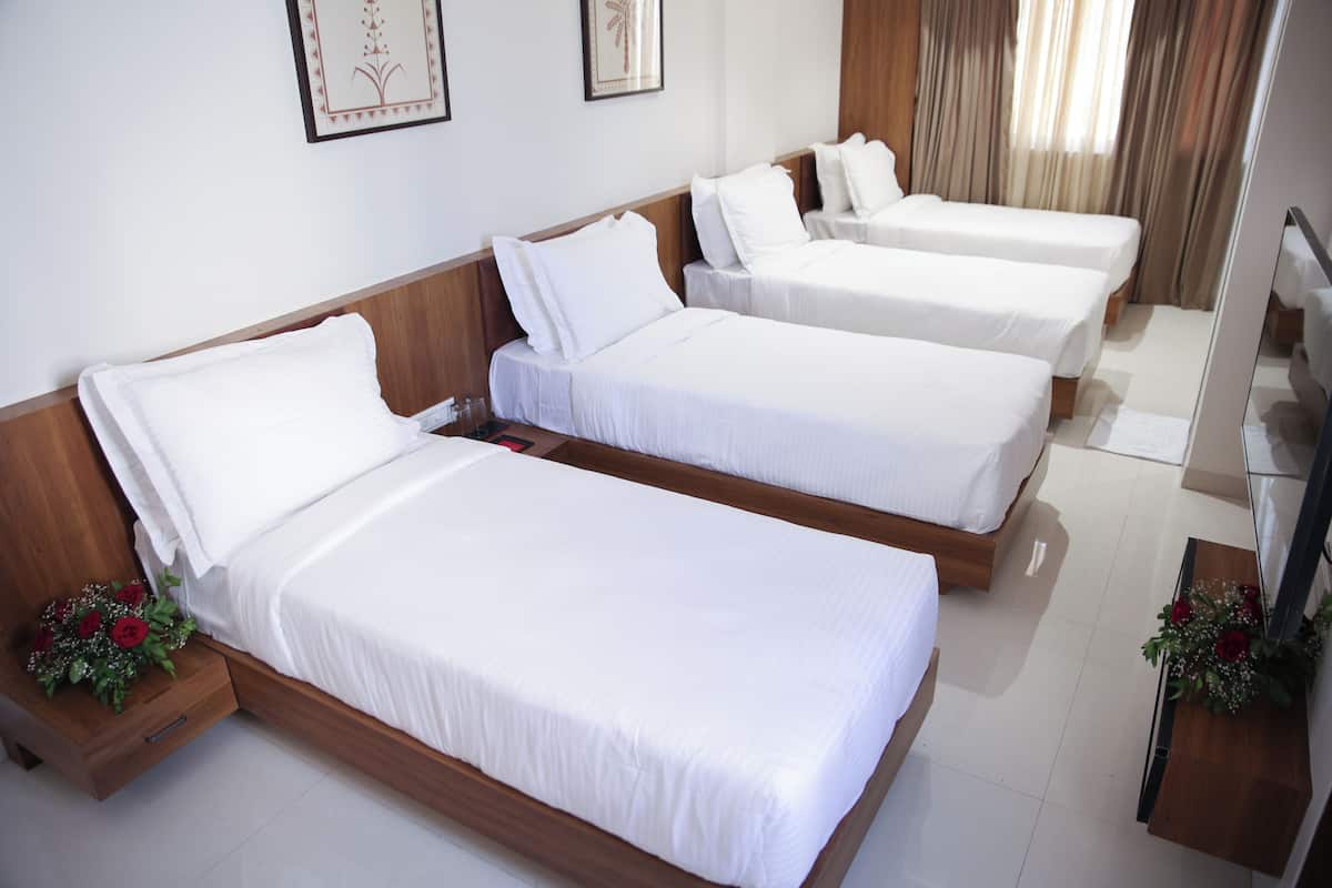 Family Room | 1 bedroom, soundproofing, free WiFi, bed sheets