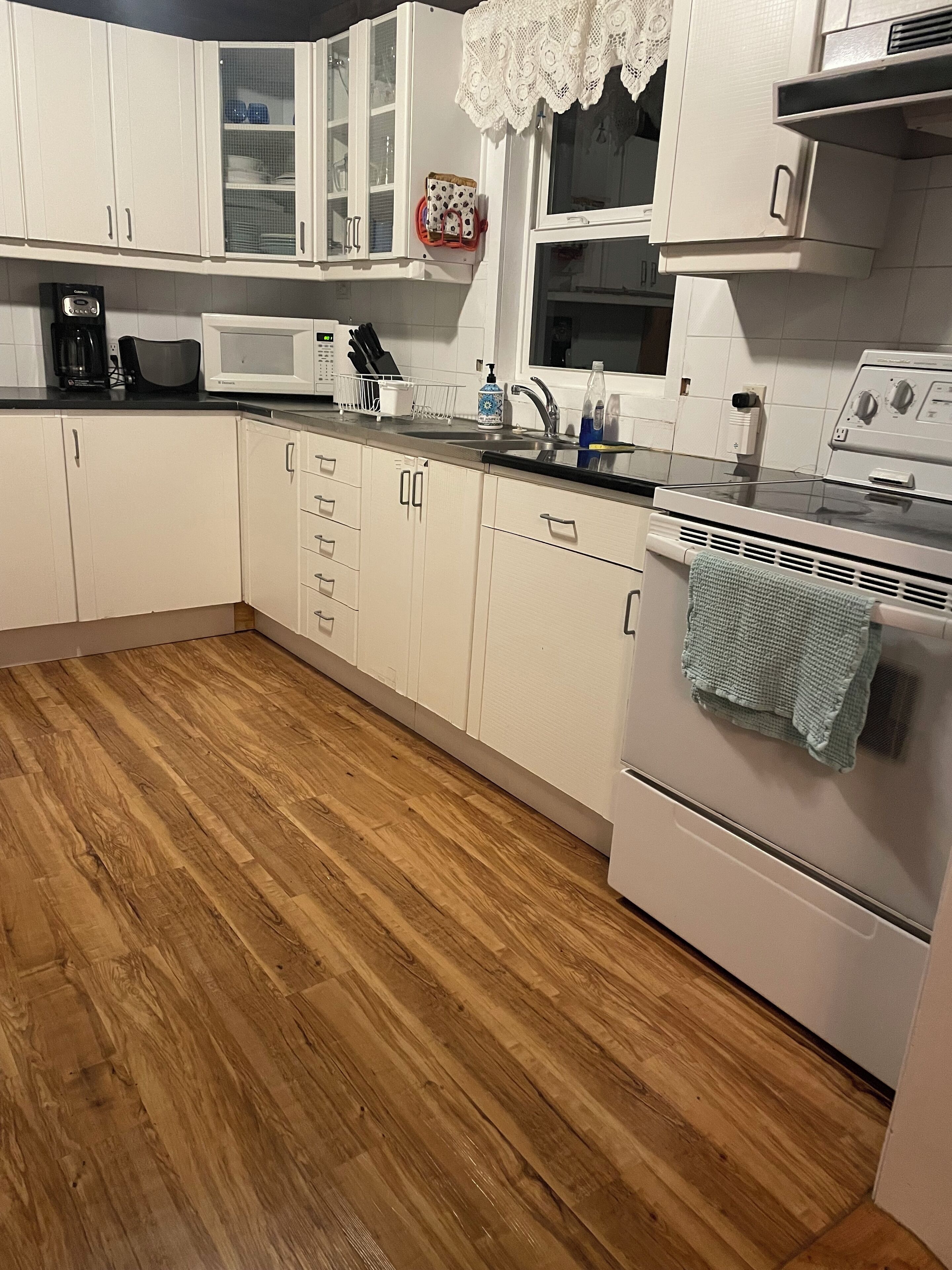 Frigorífico, microondas, horno y placa de cocina