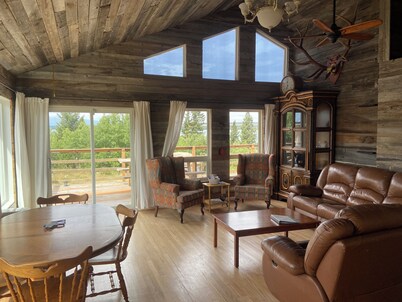 A cozy house with beautiful views minute’s from Glacier National Park. 