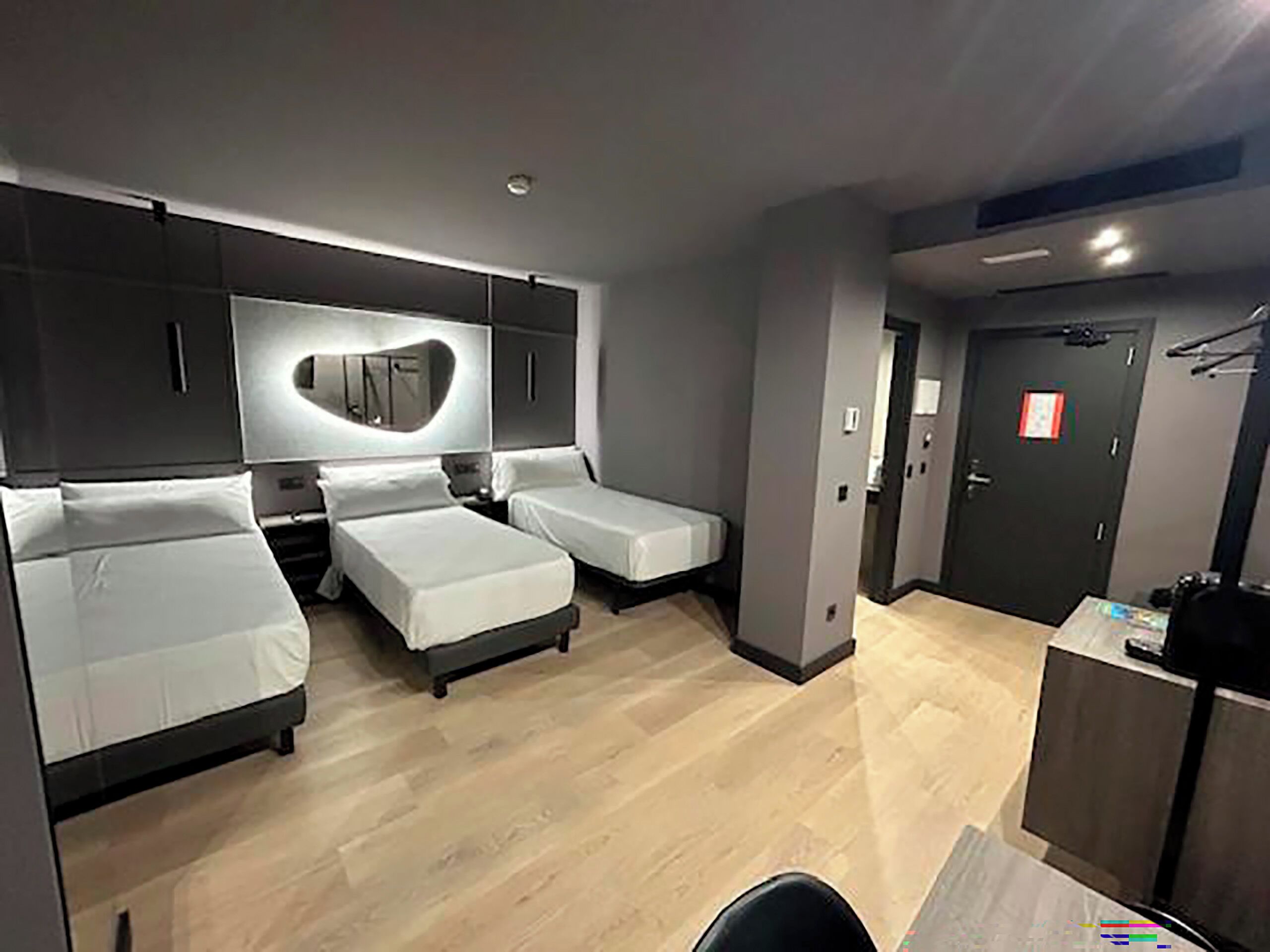 Phòng 3 Tiêu chuẩn, 3 giường đơn | Minibar, két bảo mật tại phòng, bàn 