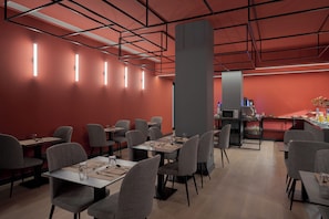 Petit déjeuner buffet servi tous les jours en supplément