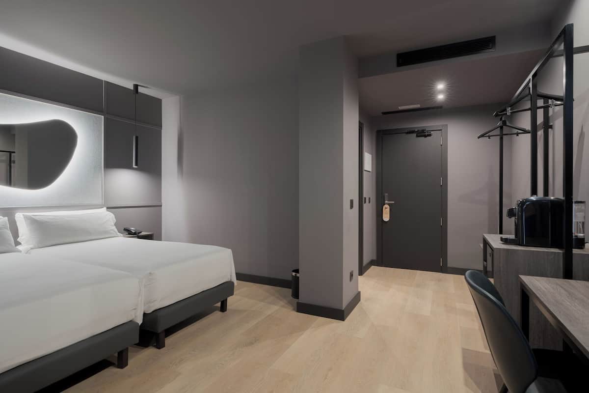 Frigobar, cofres nos quartos, escrivaninha, Wi-Fi de cortesia