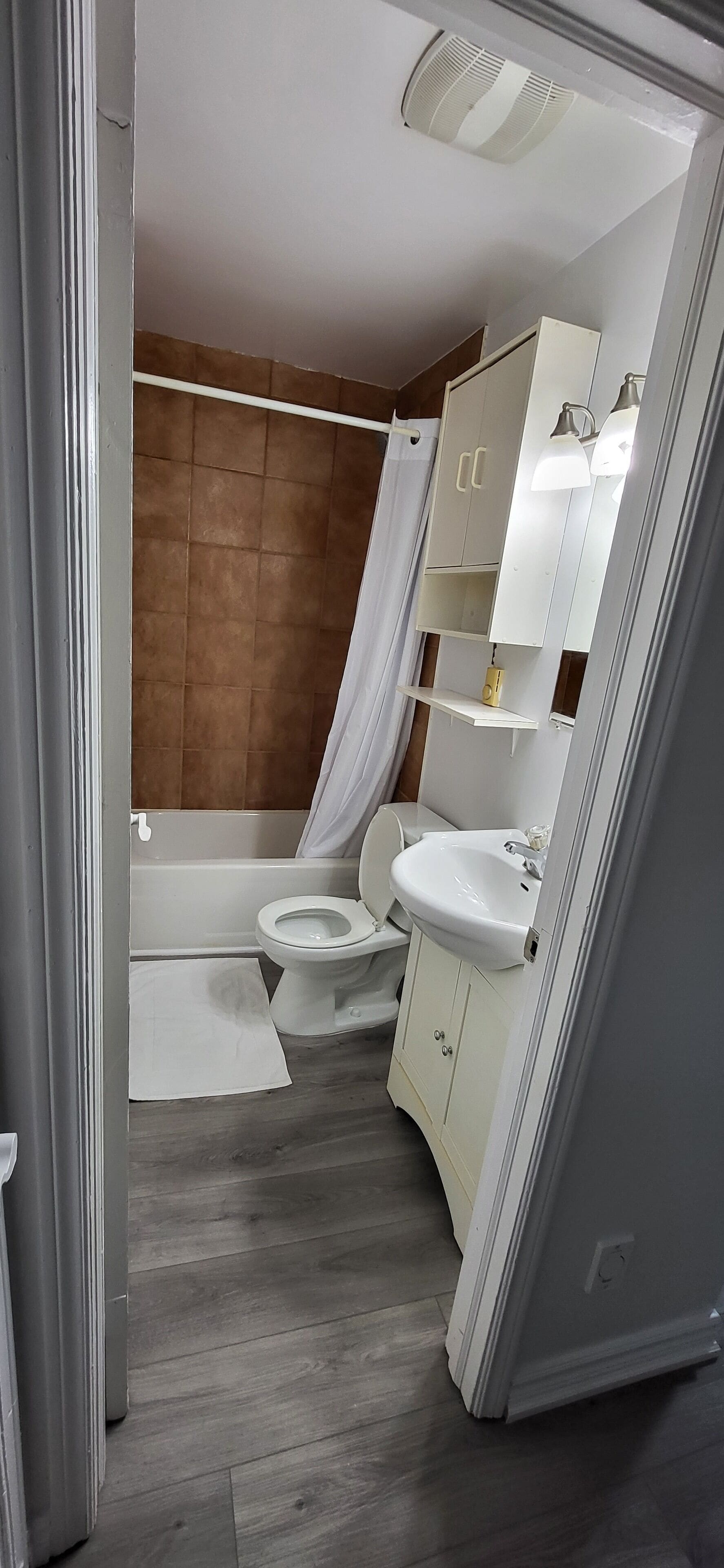 Standard Double Room | Bathroom