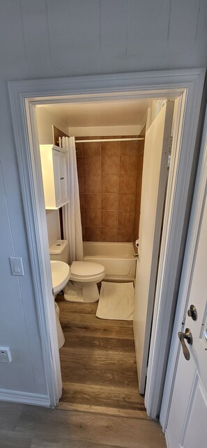 Standaard tweepersoonskamer | Badkamer | Een bad/douchecombinatie, gratis toiletartikelen, handdoeken, zeep