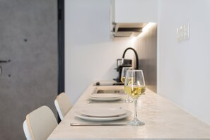 Theatrou Apt 6 - Comfort triple studio - Heart of Athens | Eget kjøkken | Minikjøleskap, mikrobølgeovn, espressomaskin og kaffetrakter/tekoker