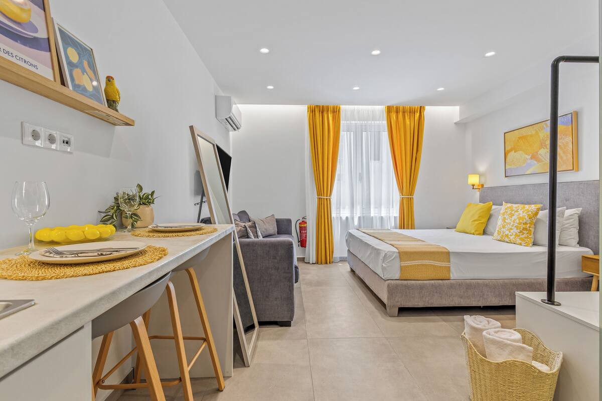 Theatrou Apt 6 - Comfort triple studio - Heart of Athens | Interior entrance