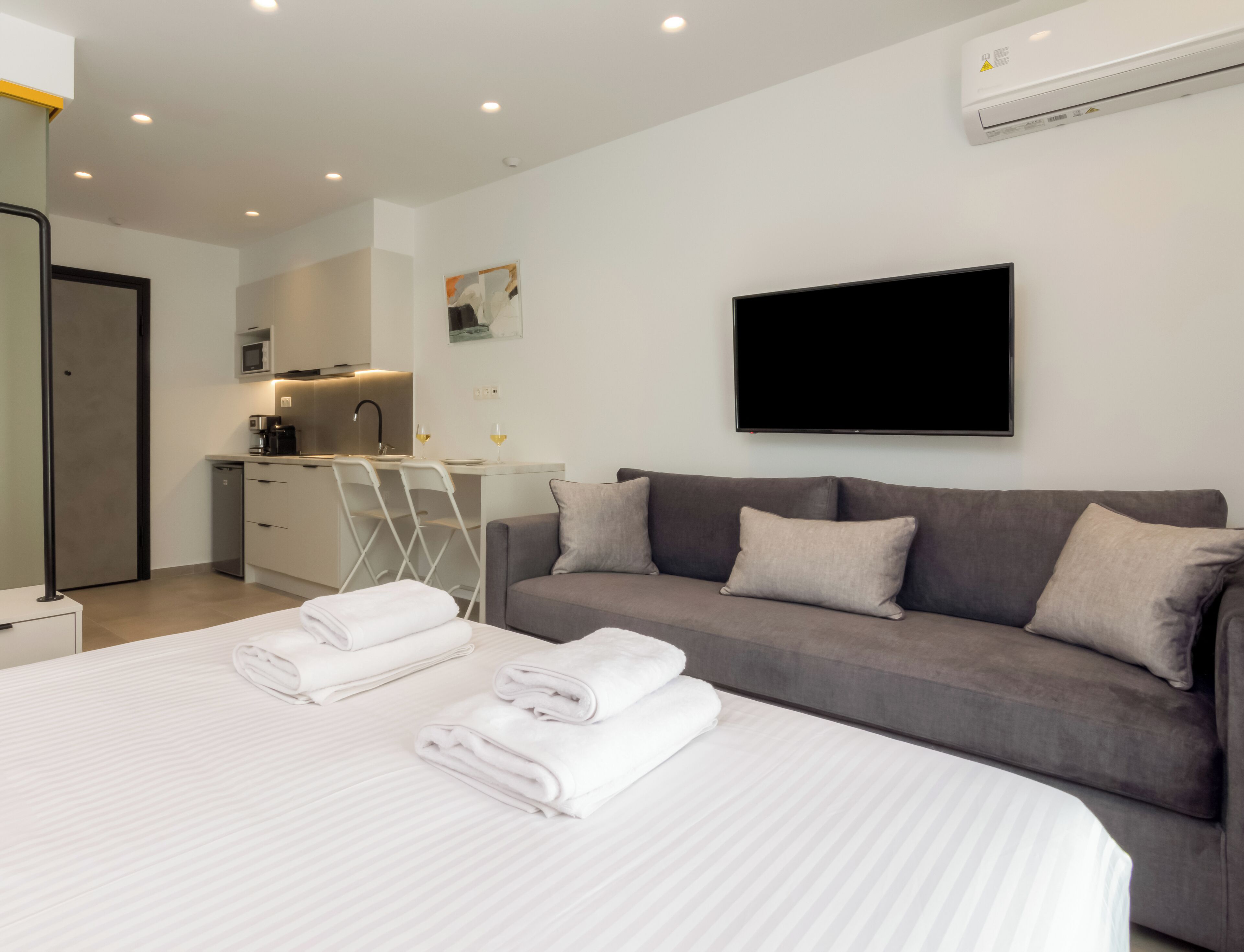 Theatrou Apt 6 - Comfort triple studio - Heart of Athens | Coffres-forts dans les chambres