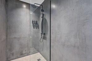 Theatrou Apt 5 - One Bedroom Apartment - Heart of Athens | Bad | Dusj, regndusjhode, hårføner og håndklær