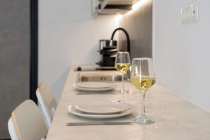 Theatrou Apt 6 - Comfort triple studio - Heart of Athens | Cocina privada | Frigobar, microondas, cafetera de espresso y cafetera y tetera 