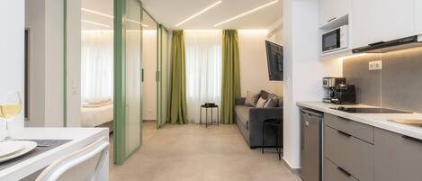 Theatrou Apt 1 - One Bedroom Apartment - Heart of Athens | مطبخ خاص | ثلاجة صغيرة، ميكروويف، ماكينة لصنع الإسبريسو، ماكينة لصنع القهوة/الشاي