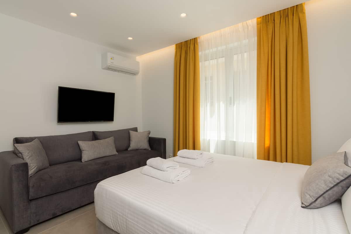 Comfort Triple Studio | 1 bedroom, in-room safe, laptop workspace, blackout curtains